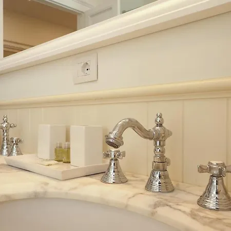 Refined And Bright One-bedroom Near Risorgimento Apartment *